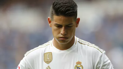 El colombiano James Rodríguez, del Real Madrid, se toma un respiro durante el partido de la Liga española ante Levante, en el estadio Santiago Bernabéu de Madrid. Imagen, AP.