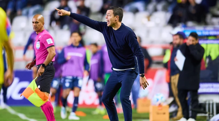 Esteban Solari dirige en el partido ante América