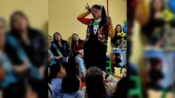 VIDEO ¡Entre broma y broma! Niño revela infidelidad de su papá