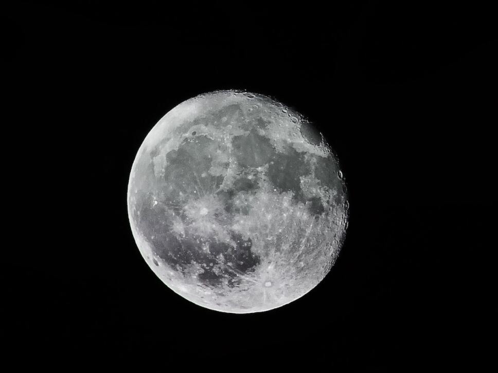 luna llena base extraterrestre