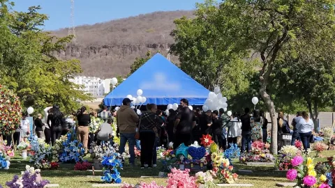 Sepultan a familia asesinada en Los Ángeles, Culiacán