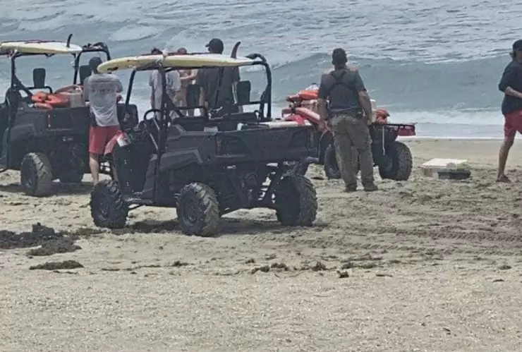 Rescatistas en una playa de Florida