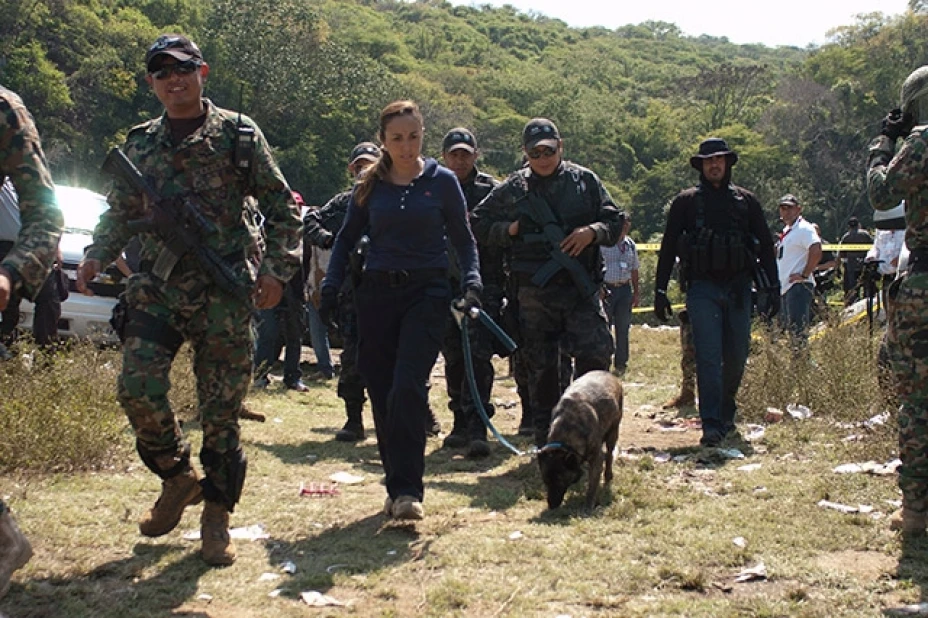 Peritos trabajan en la nueva fosa encontrada en Cocula