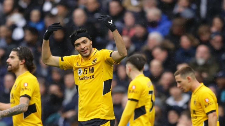 Raúl Jiménez ante el Tottenham