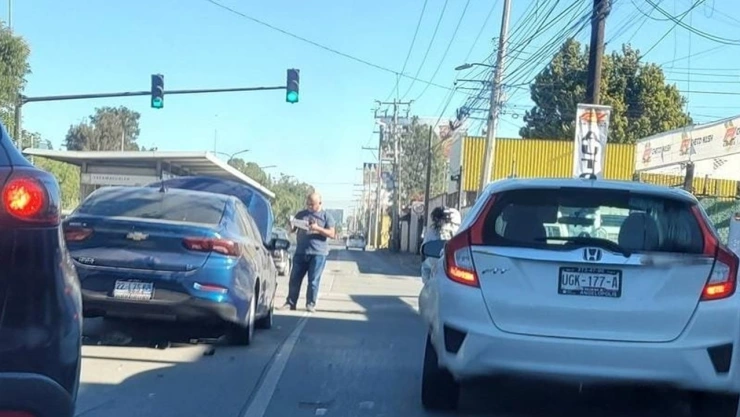 Aparatoso choque y volcadura provoca tráfico en la 11 Sur hoy 22 de noviembre de 2024