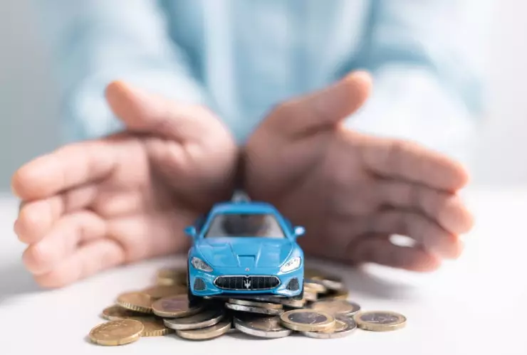 Una maqueta de un coche envuelto en las manos de una persona.