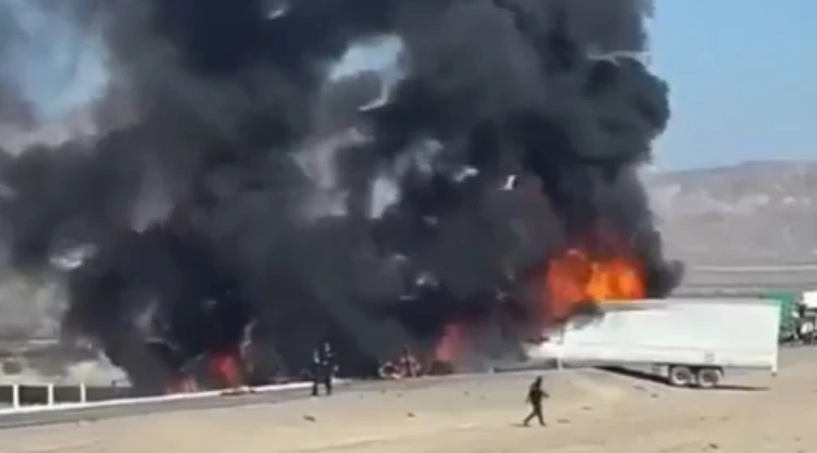 accidente-dos-traileres-en-carretera-a-tijuana-deja-personas-lesionadas