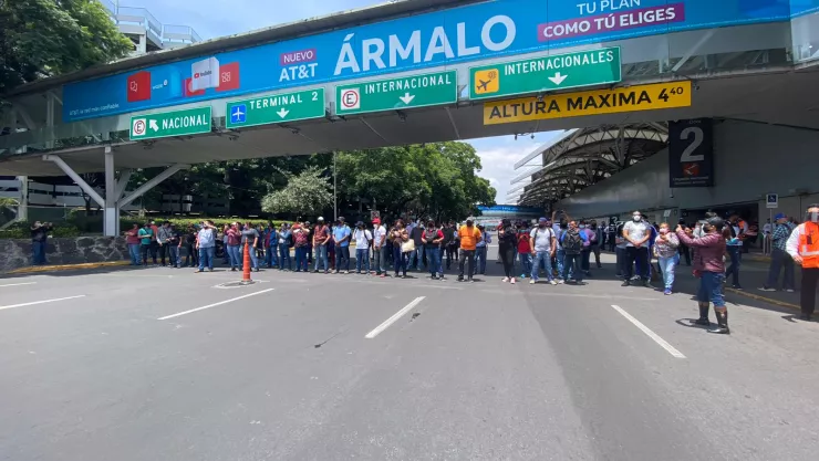 Expolicías federales bloquearon accesos en del AICM, buscan la condonación de créditos de vivienda.