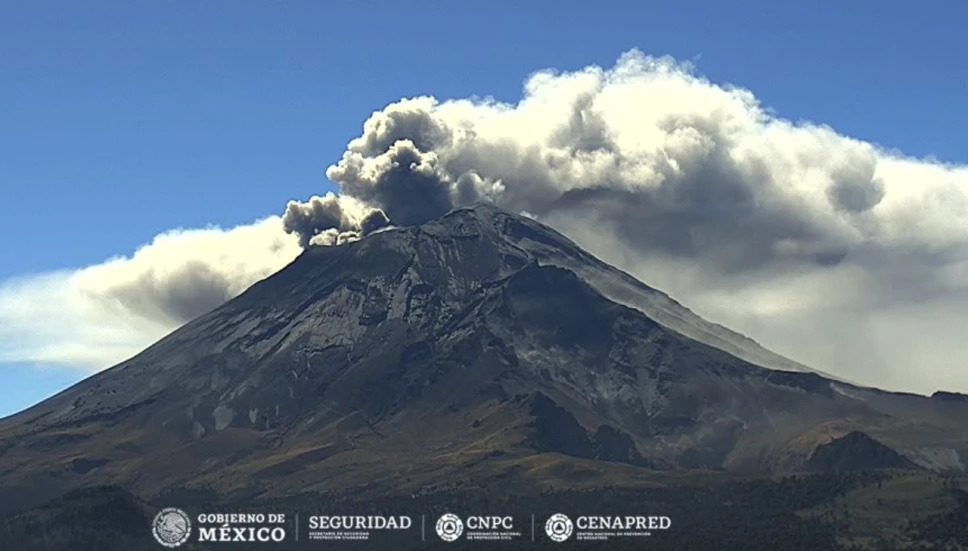 Volcán Popocatépetl emite gran fumarola con ceniza.