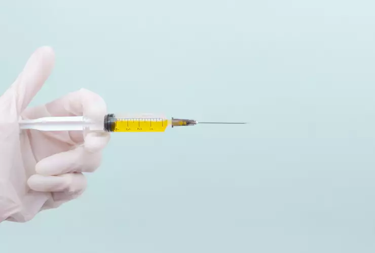 Bebé se comió 8 agujas para inyectar vacas mientras jugaba