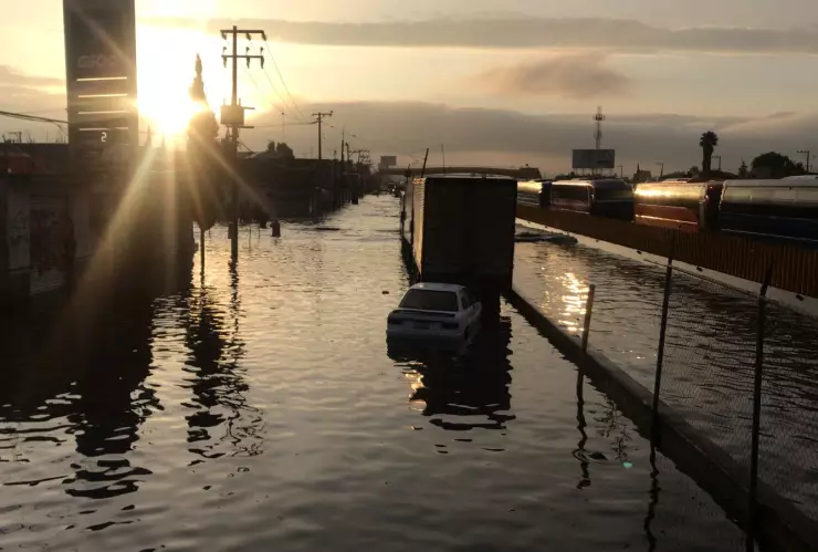 La autopista México-Puebla amanece bajo el agua por fuertes lluvias