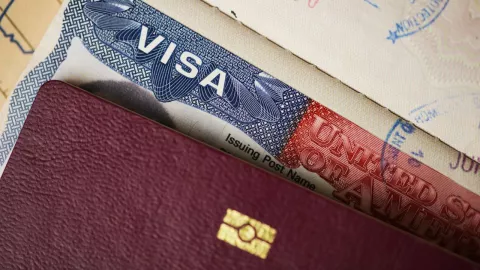 Visa de Estados Unidos, junto a un pasaporte