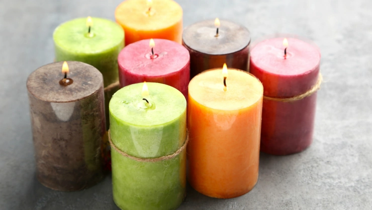 Velas de colores. Enciende una azul para la tranquilidad, verde para la salud, amarilla para abundancia y roja para la pasión. Imagen, Depositphotos.