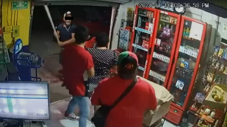 vVIDEO_ Así fue el ATAQUE que cometió un hombre con una barra metálica en Tizimín, hay una mujer herida