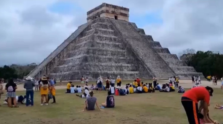 No bajo Kukulcan Chichen Itza Yucatan.jpg