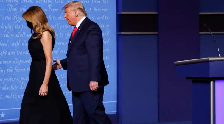 donald trump melania quita mano.jpg