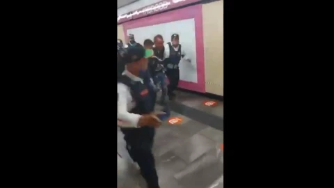 Policías del Metro CDMX detuvieron a un hombre que cometió un presunto asalto dejando un lesionado en la estación Merced de la Línea 1