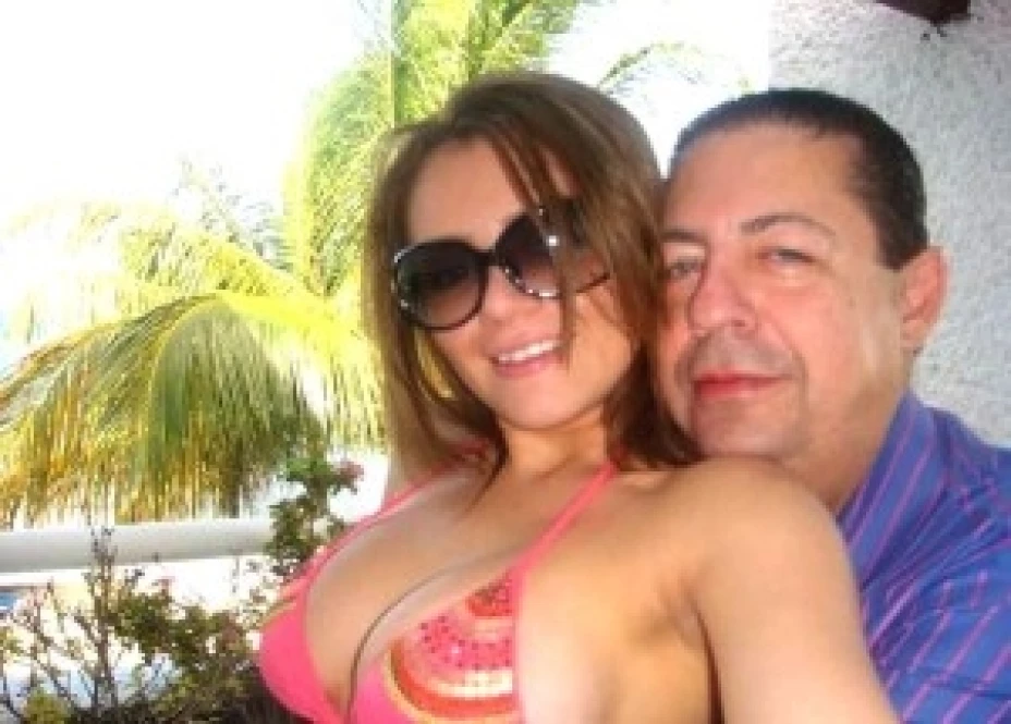 El diputado salvadoreño Rodrigo Samayoa, fue desaforado por golpear a su esposa. Aquí una foto cuando la pareja vivía feliz