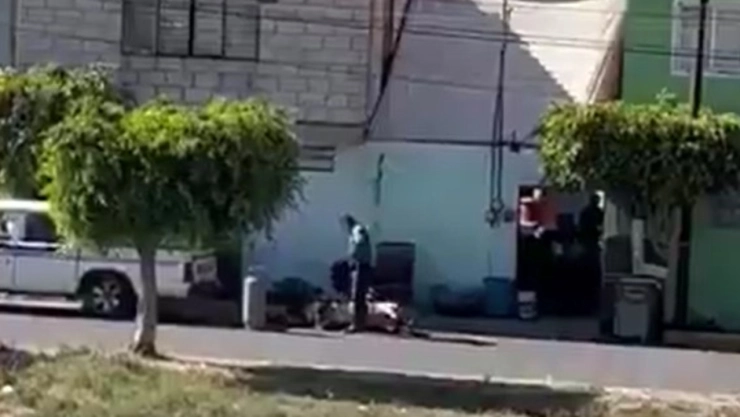 Hombres golpean y queman a un cerdo en plena vía pública de Cholula, Puebla| VIDEO