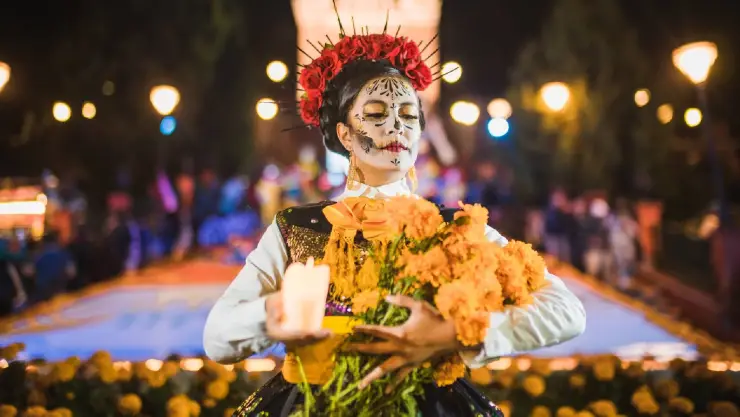 una mujer disfrazada de la icónica celebración