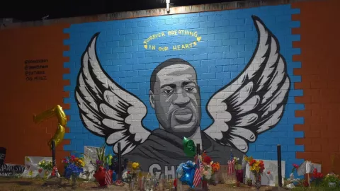 Condenan a 3.5 años a ex policía implicado en muerte de George Floyd