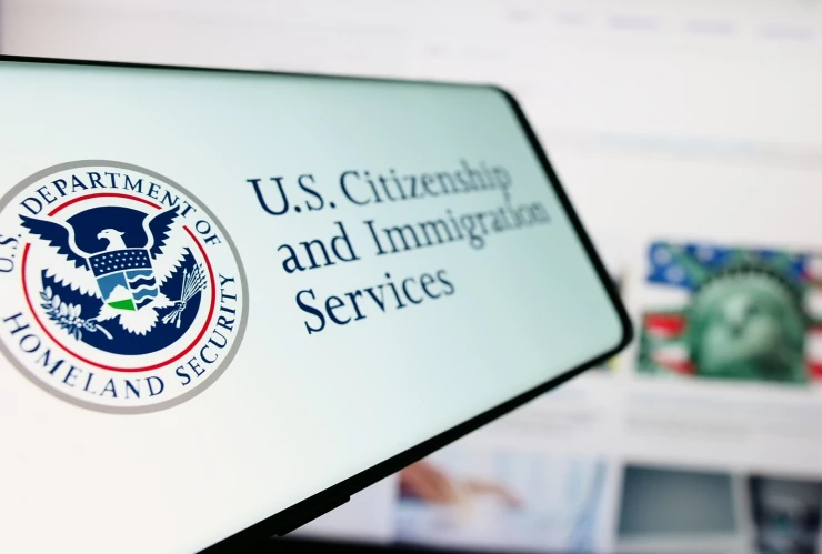La página oficial del USCIS en un celular.