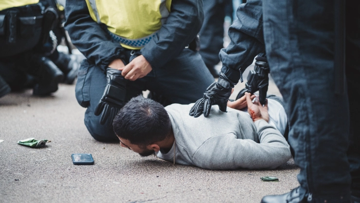 Oficiales de la policía detienen a un migrante
