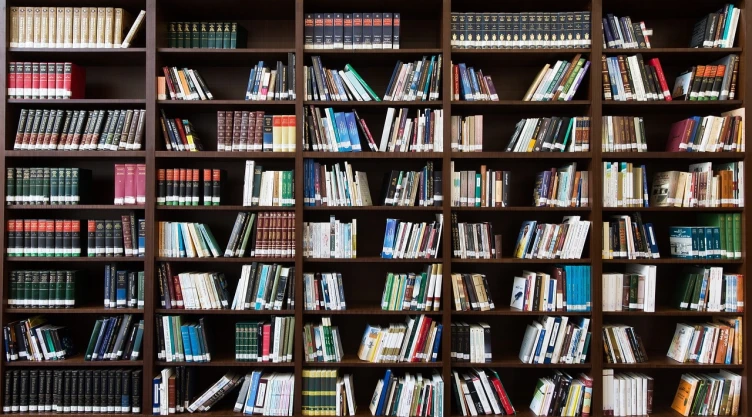La censura de libros en escuelas de EU alcanza cifras récord