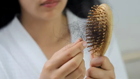 Acostarse con el pelo mojado debilita la fibra capilar, aumentando la rotura y las puntas abiertas.