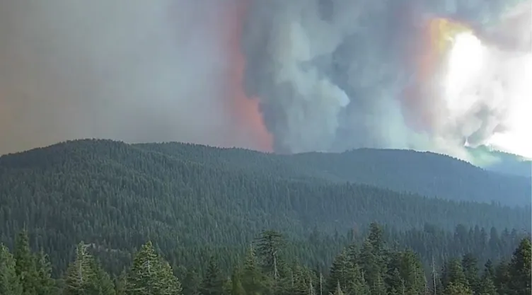 Se formó un tornado de fuego en California.