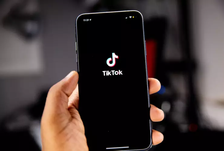 TikTok retuit como