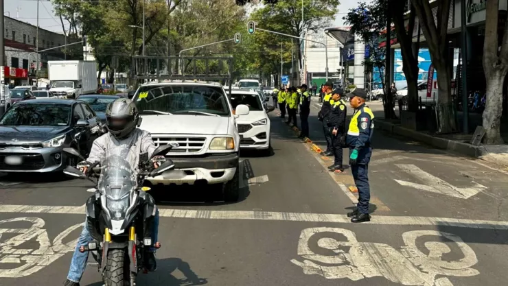 Policías de la CDMX durante un operativo para evitar infracciones.