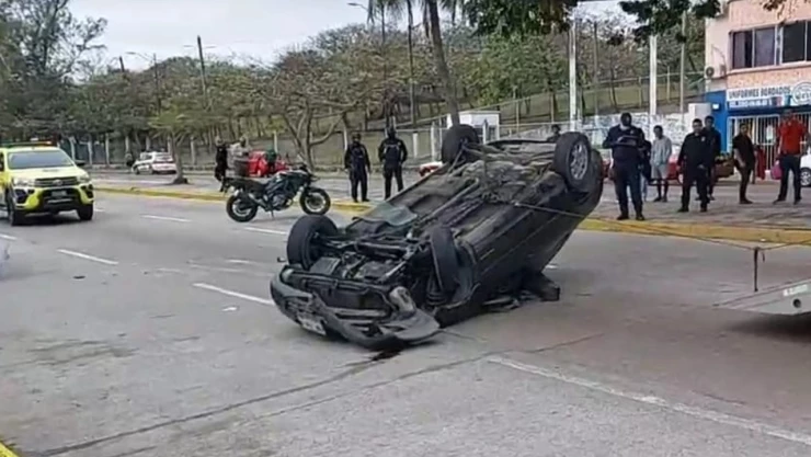 Conductora pierde vuelca con auto en Avenida Díaz Mirón