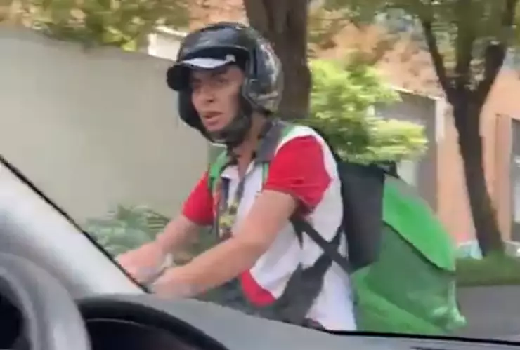 Graban a presunto repartidor atacando a familia en Polanco