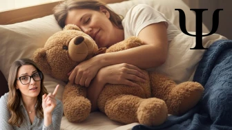 Qué significa que una persona adulta duerma abrazada de un peluche, según la psicología