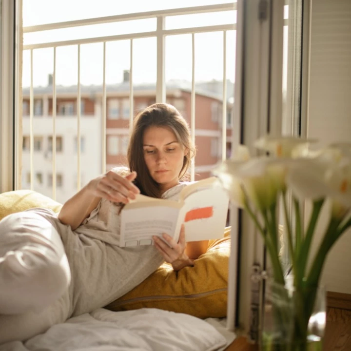 mujer leyendo a autoras