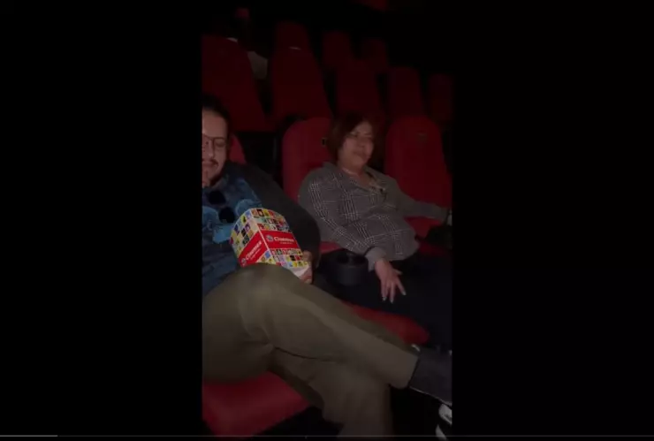 VIDEO: Mujer tose en el cine y provoca pelea entre dos hombres