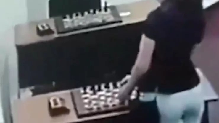 Ajedrecista evenena a su rival