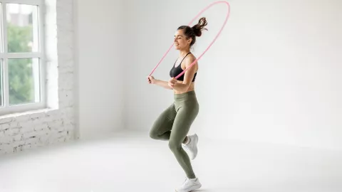 Saltar la cuerda, hacer abdominales y realizar pilates pueden ser el complemento de los jugos naturales.