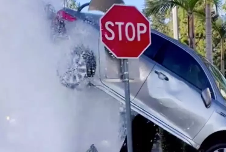 ¡De película de acción! Hidrante hace ‘levitar’ automóvil tras fuerte accidente vial