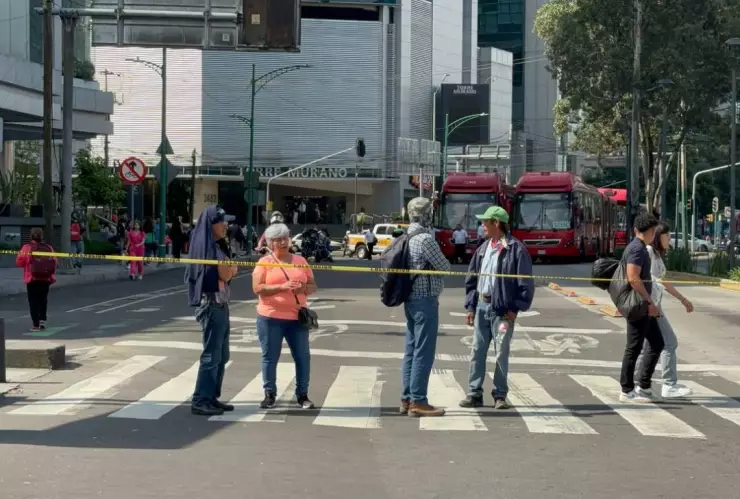 Bloqueo en Insurgentes Sur deja afectaciones en el Metrobús CDMX