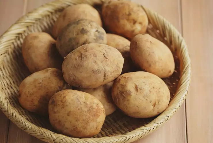 Aunque solo se las piensa para la cocina, las papas son muy útiles para quitar el mal olor que deja la comida pasada.