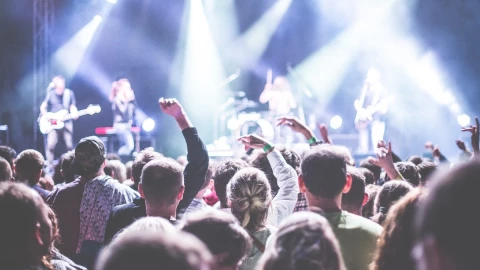 Colapsa piso durante graduación