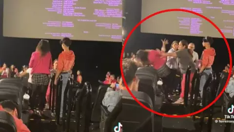 mujeres pelean en película de Barbie