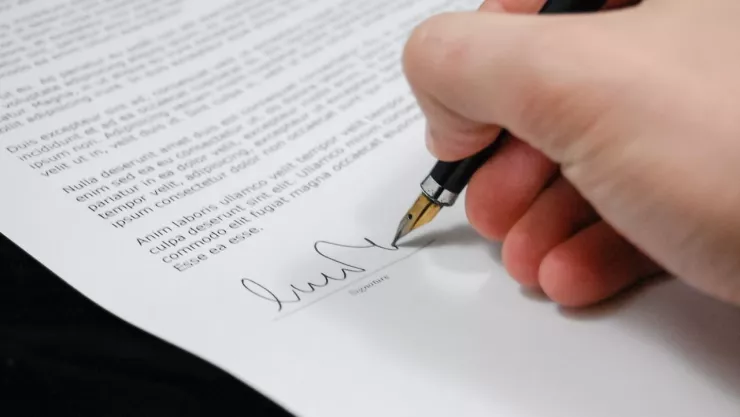 Las razones por las que las personas firman con su nombre completo