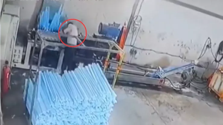 VIDEO | Cámara capta muerte de un joven al caer dentro de una máquina industrial; quedó triturado por el metal