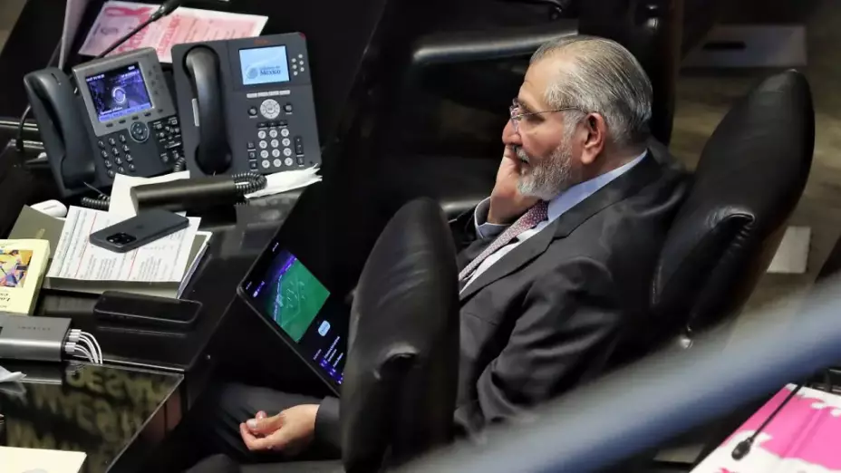 VIDEO: Captan a Adán Augusto viendo partido de futbol durante comparecencia de Hacienda