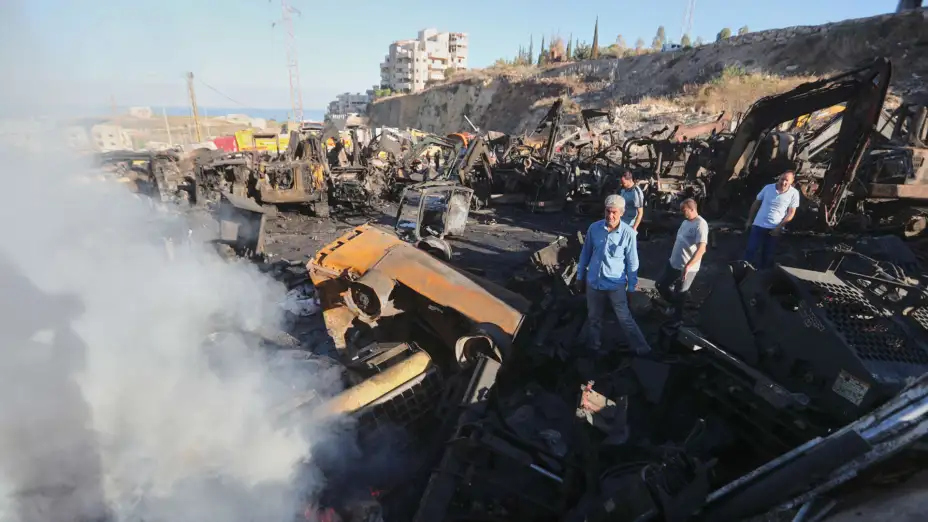 Vehículos destruidos tras un ataque israelí en el sur de Líbano.