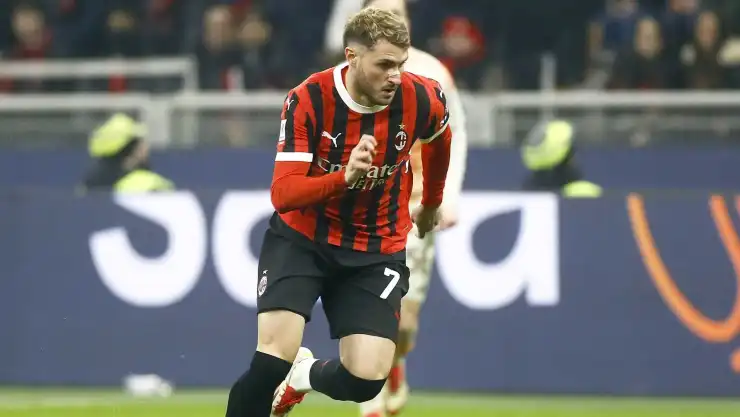 Santiago Gimenez modela la nueva playera del AC Milan temporada 2025