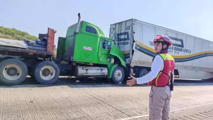 Cierre vial por choque de tráileres en autopista Puebla-Veracruz ¡Hay largas filas de vehículos!